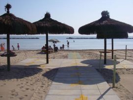 La passerella allestita nella spiaggia enza barriere di Montesilvano (Pescara)