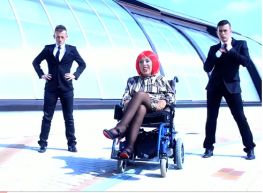 Naomis, la giovane popstar con disabilità, insieme a due componenti della band I fori imperiali