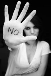 «No» scritto sulla mano di una donna