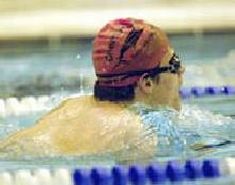 Giovane persona con disabilità nuota in piscina