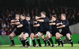 La Nazionale neozelandese di rugby degli All Blacks, che ha reso popolare la danza maori «Ka Mate» 