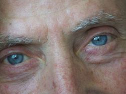 Occhi di uomo anziano