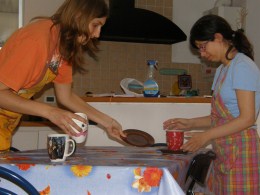 Cristina e Lina preparano la tavola