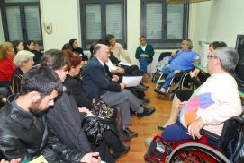 In primo piano Ignazio Onnis, al microfono Giampiero Griffo di DPI (Disabled Peoples' International) a un convegno tenuto qualche anno fa in Sardegna