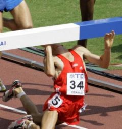 Atleta cade in una corsa a ostacoli