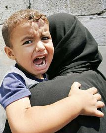 Un altro bimbo palestinese fotografato a Gaza, nel gennaio scorso, durante i giorni dell'attacco israeliano