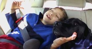 Bimbo con paralisi cerebrale infantile insieme al suo cane