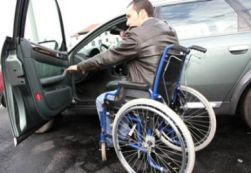 Uomo paraplegico sale in macchina