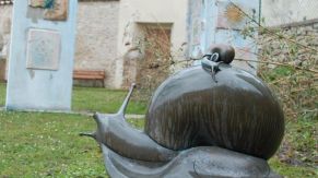 La statua delle lumache nell'«Orto dei frutti dimenticati», una delle creazioni di Tonino Guerra a Pennabilli (foto di Letizia Gamberini)