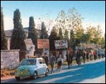 Aldo Capitini è in prima fila alla marcia Perugia-Assisi del 1961