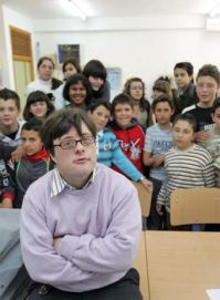 Pablo Pineda nella scuola elementare di Cordoba dove ha tenuto una lezione di cinema