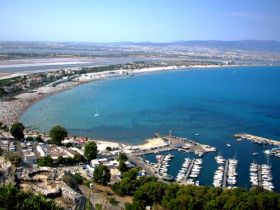 La spiaggia del Poetto e il porto di Marina Piccola, nelle vicinanze di Cagliari
