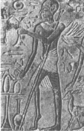 Già un'antica scultura egizia del tempio di Astarte a Menfi, risalente al 1500 avanti Cristo, documenta un probabile caso di poliomielite