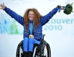 Un'immagine della premiazione di Francesca Porcellato alle Paralimpiadi Invernali di Vancouver del 2010