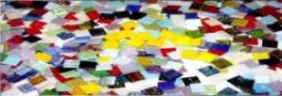 Migliaia di tessere colorate in vetro, per realizzare il Mosaico della Pace a Pordenone