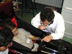 L'arto artificiale agganciato al volante della monoposto di Jean de Pourtales, presso il centro Protesi INAIL
