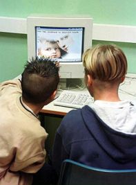 Due ragazzini davanti al computer