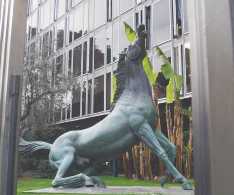 La scultura in viale Mazzini, di fronte alla sede della RAI