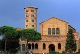 La celebre Basilica di Sant'Apollinare in Classe, presso Ravenna
