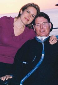 Il popolare attore Christopher Reeve, insieme alla moglie Dana, scomparsi nel 2004 e 2006 e promotori dell'omonima Fondazione sulla lesione spinale