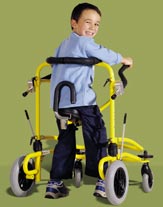 Bambino con particolare ausilio per la mobilità 
