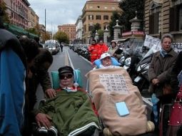 Un'immagine della protesta a Roma del novembre 2010, da parte delle persone malate di SLA (foto di Giulia Piccioni per Viva la Vita ONLUS. Per gentile concessione)