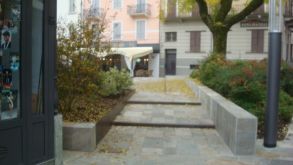 Il passaggio laterale con gradini che costeggia il chiosco di Piazza Berzieri