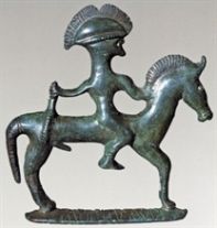 Il cavaliere con elmo crestato, piccolo bronzetto simbolo del Museo Retico di Sanzeno (Trento)