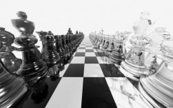 Pezzi bianchi e neri degli scacchi si affrontano, fotografti in primissimo piano, a simboleggiare la «battaglia» in corso nella società del rischio