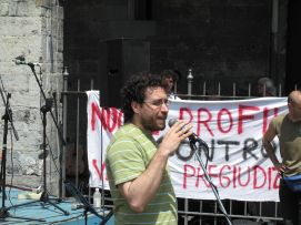 Matteo Schianchi interviene in Piazza della Commenda a Genova il 27 giugno, in rappresentanza della FISH