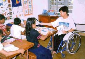 Insegnante con disabilità al lavoro in un'aula scolastica