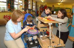 Insegnanti di sostegno insieme a bimbi con disabilità