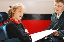 Bimba con disabilità a scuola insieme a un'insegnante
