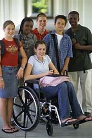 Ragazza in carrozzina con compagni di classe non disabili