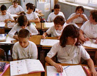 Aula scolastica con numerosi alunni