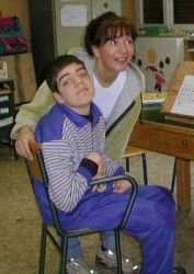 Ragazzo con disabilità a scuola insieme a insegnante di sostegno