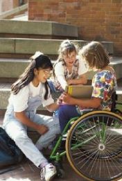 Bimba con disabilità insieme a compagne di scuola