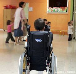Bimbo con disabilità entra in una scuola