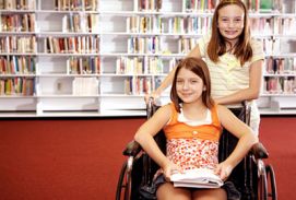 Bimba con disabilità insieme a compagna di scuola