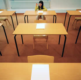 Un'unica alunna in una classe vuota
