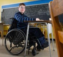 Ragazzo con disabilità a scuola