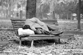 Persona che dorme su una panchina