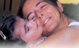 Una bimba affetta dalla sindrome di Cornelia de Lange, insieme alla madre