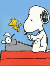 Snoopy alla macchina da scrivere, insieme a Woodstock (personaggi dei Peanuts di Charles Schulz)