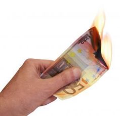 Mano con una banconota da 50 euro che brucia
