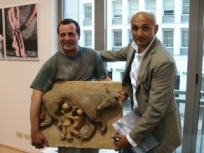 Lo scultore non vedente bolognese Felice Tagliaferri (qui con l'allenatore della Roma Calcio Luciano Spalletti) metterà a disposizione della mostra di Napoli alcune sue opere