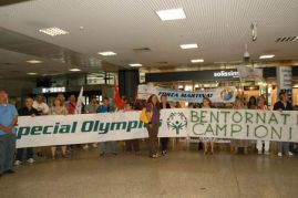 Festa e commozione, all'aeroporto romano di Fiumicino, per il rientro della delegazione italiana dai Giochi Mondiali Estivi di Special Olympics