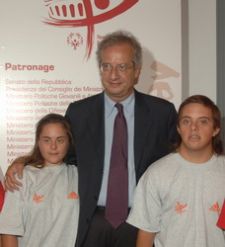 Il sindaco di Roma Walter Veltroni alla conferenza stampa di presentazione degli Special Olympics Games, insieme a due giovani atleti