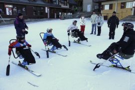 A lezione di monosci: alcuni partecipanti allo «Snow Camp for Spina Bifida» di Sestola