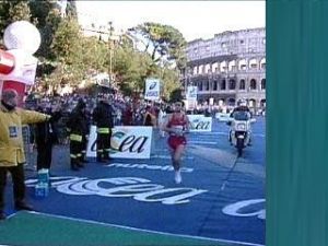 Atleta arriva al traguardo di una gara, posto vicino al Colosseo, a Roma